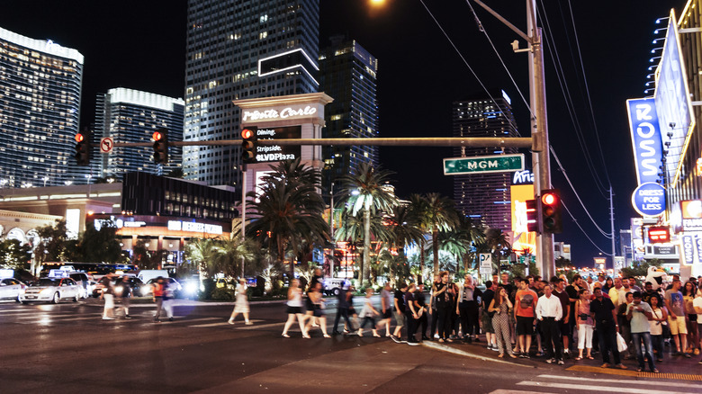 street crossing in Las Vegas with crowds of tourists