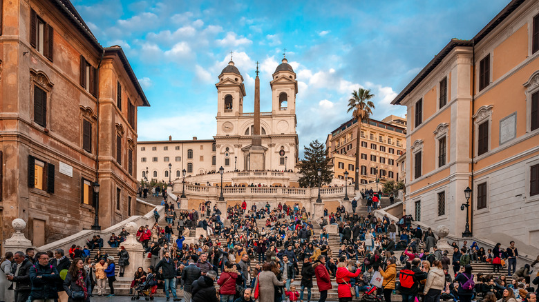 crowded Spanish steps in Rome