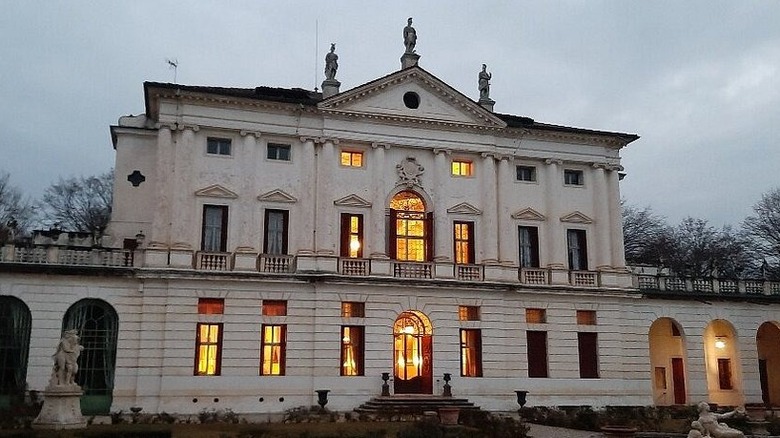 Facing view of Villa Quinta situated just north of venice