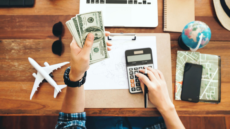 hand counting cash and planning budget
