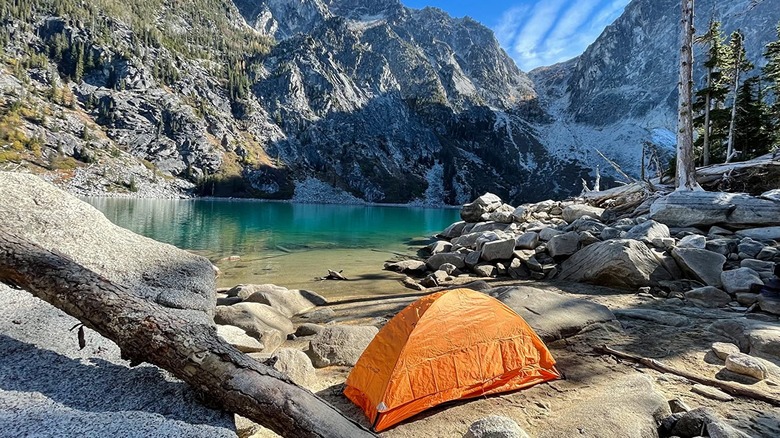 Clostnature Crux tent in the alpine next to a lake