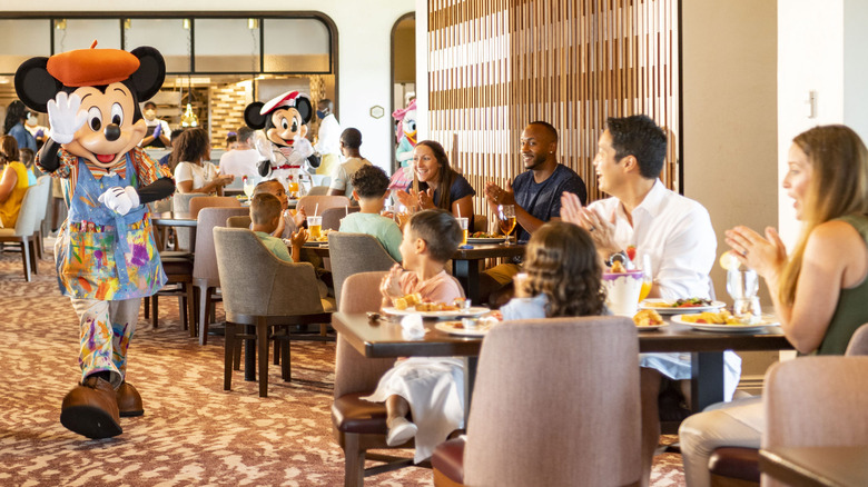 Families clapping for Mickey at Topolino's Terrace