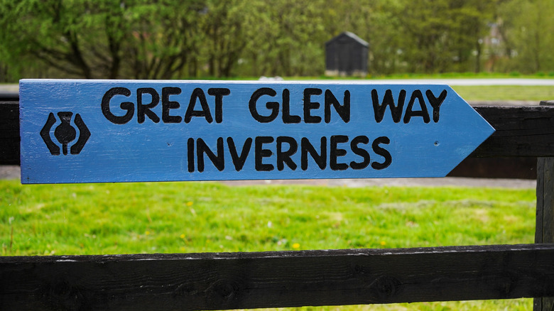 Signpost for the "Great Glen Way" in Corpach pointing to the direction to Inverness.