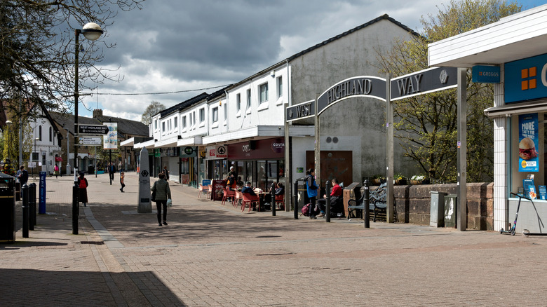 The West Highland Way archway and obelisk in the center of the town.