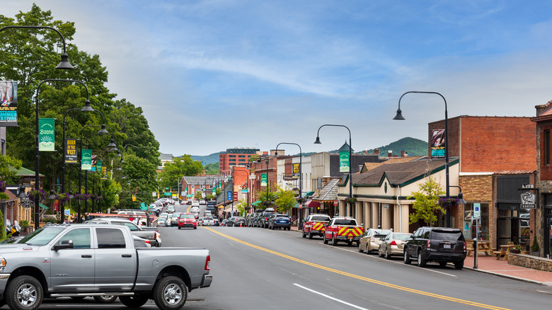 Cars on Main Street in Boone with mountains in background