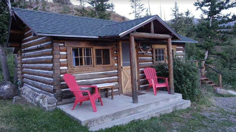 A cabin at Creekside Lodge at Yellowstone