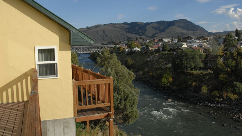 A lateral view of one of the cottages at Yellowstone Riverside Cottages