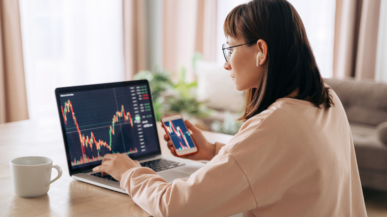 woman trading stocks on laptop