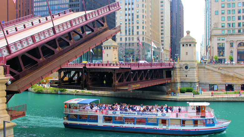 Chicago River bridge lift Shoreline Sightseeing boat