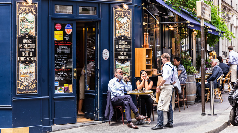 diners at Paris bistro