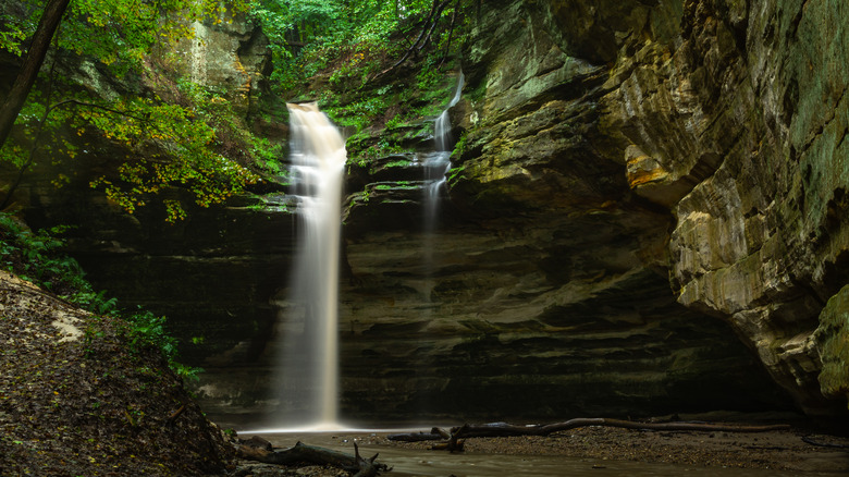 Ottawa Canyon waterfall in Starved Rock State Park