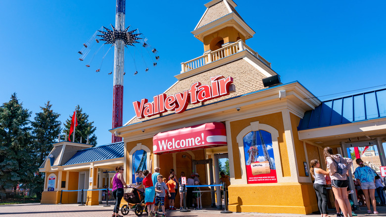 The entrance to Valleyfair amusement park.