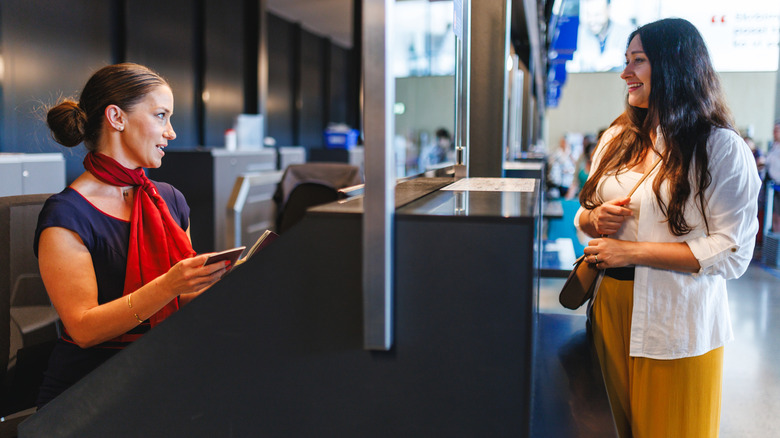 passenger talking to airline employee