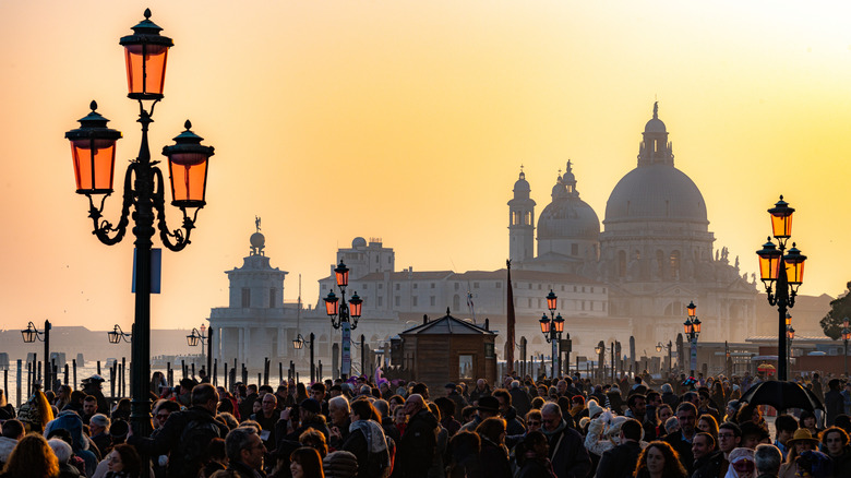 Massive crowds of tourists for Carnival in Venice