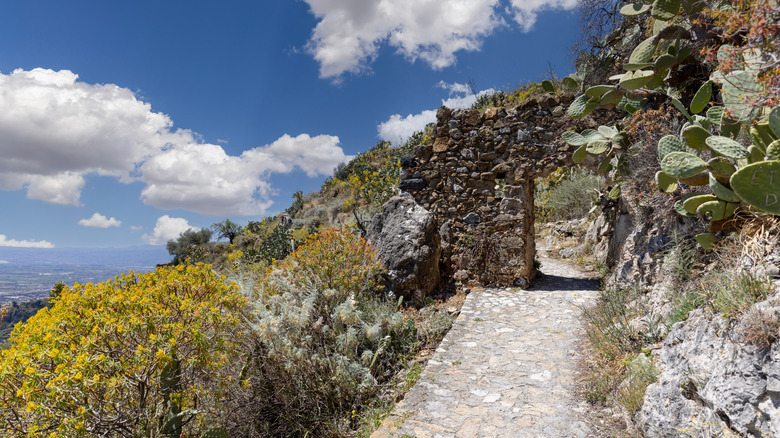 An old gate on the Sentiero dei Saraceni