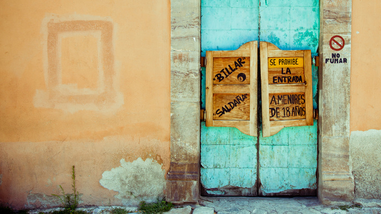 Old swinging saloon doors with Spanish no smoking sign