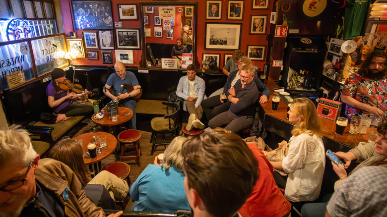 musicians and patrons in Irish pub