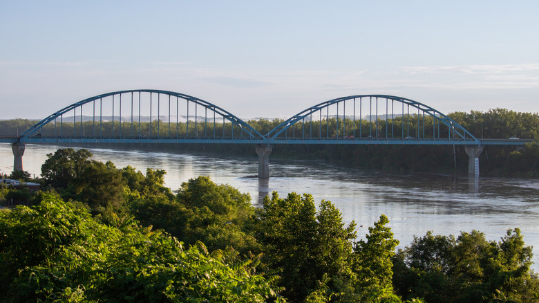 a double arch through bridge over the Missouri River