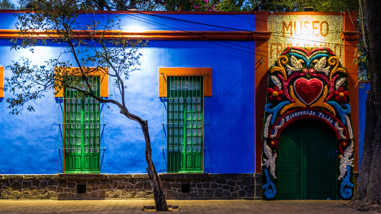 frida kahlo blue house