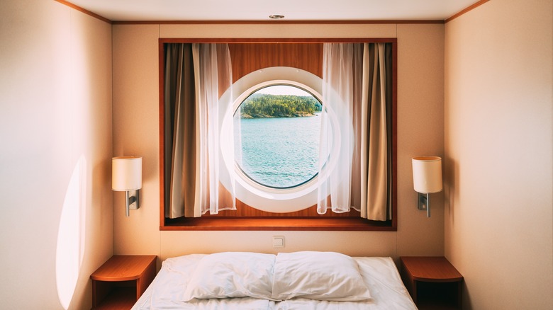 Cruise cabin room 