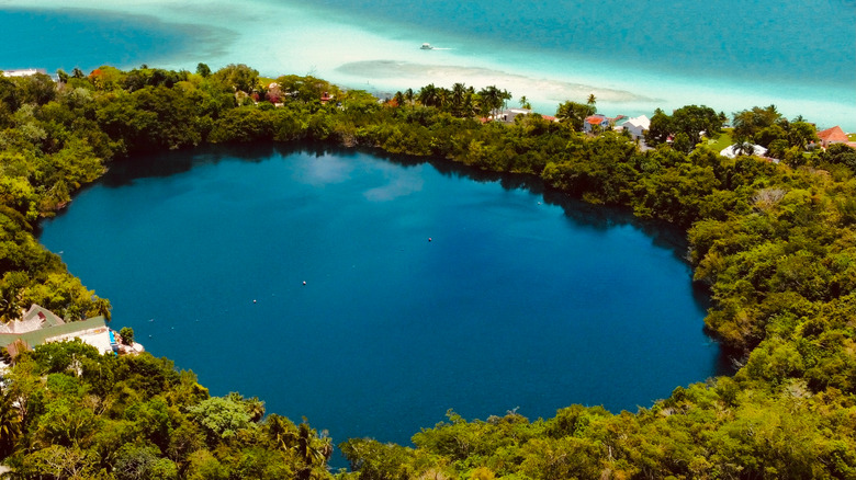 Cenote la Bruja in Bacalar