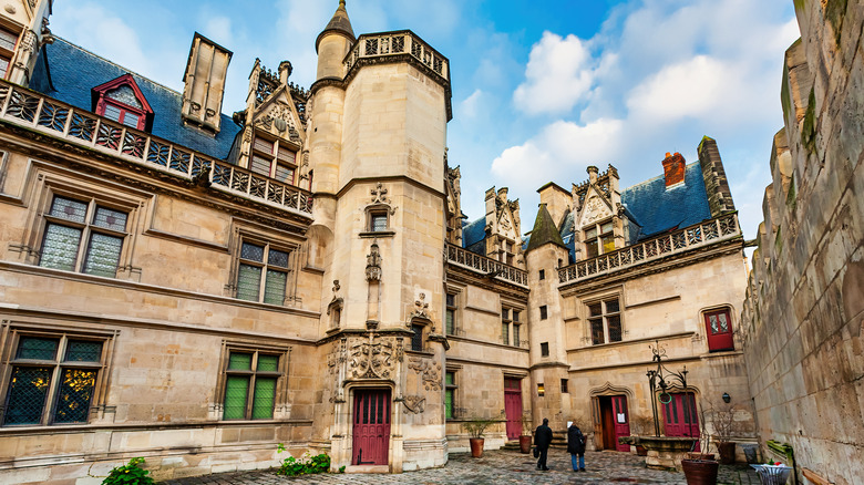 Visitors entering the Cluny Museum