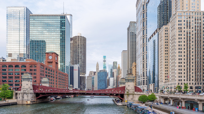 A bridge over Chicago River, flanked by tall buildings
