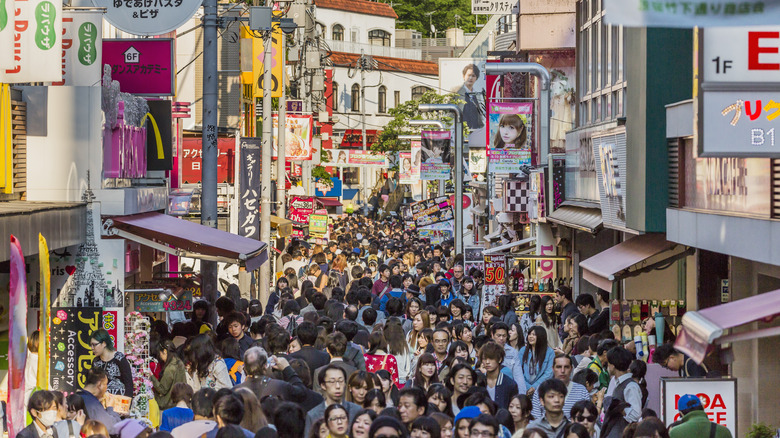 narrow crowded street takeshita dori harajuku