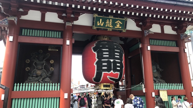 thunder gate giant lantern senso-ji temple
