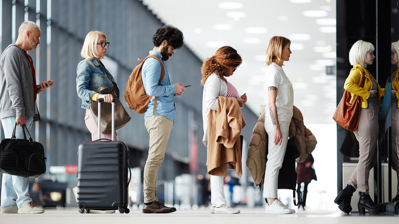 passengers waiting in security line