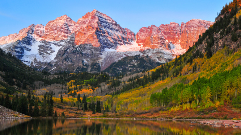 Sunrise on the Maroon Bells and Maroon Lake, White River National Forest, Aspen, Colorado, USA