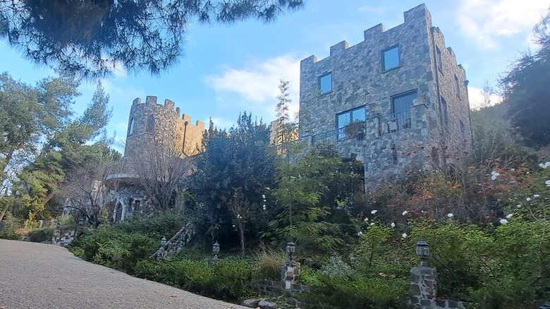 Lobo Castle surrounded by trees and with a walkway