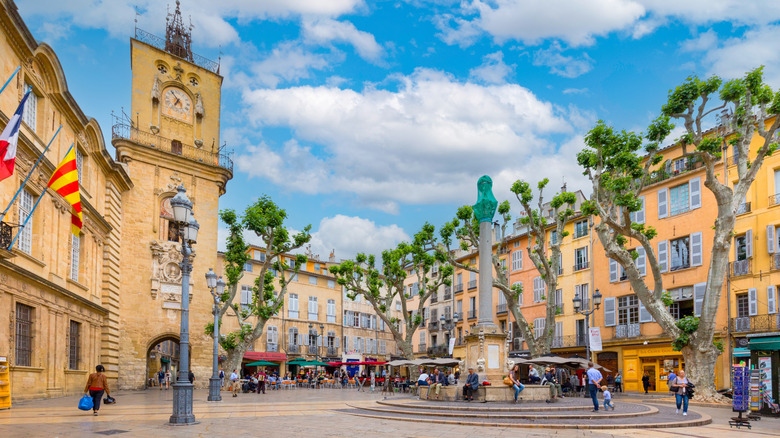 Aix-en-Provence town square surrounded by buildings