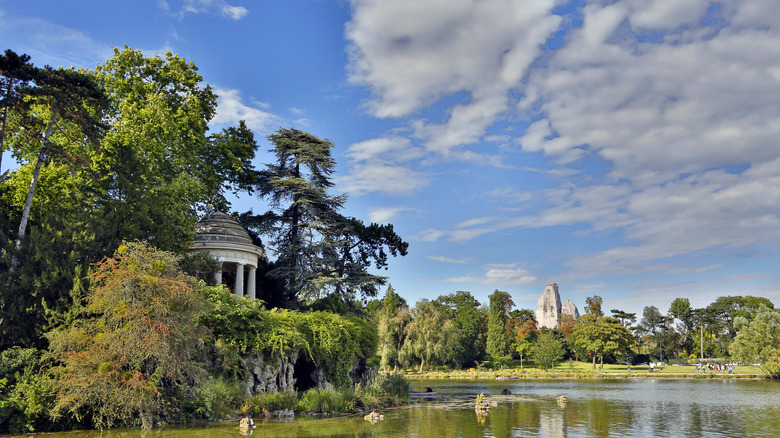 A picturesque view of Bois de Vincennes