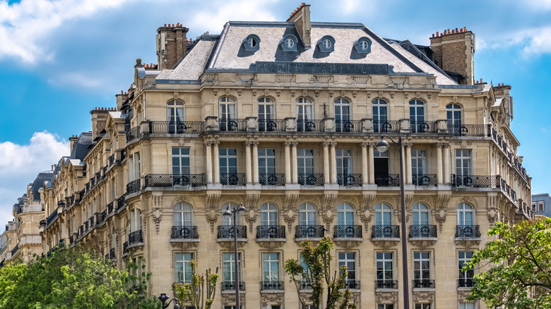 An apartment building in the Bois de Boulogne region