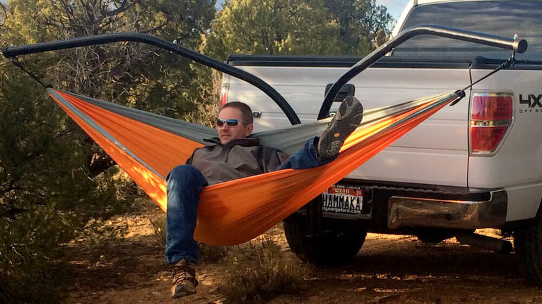 A man relaxing in the Hammaka Hammock Hitch Stand