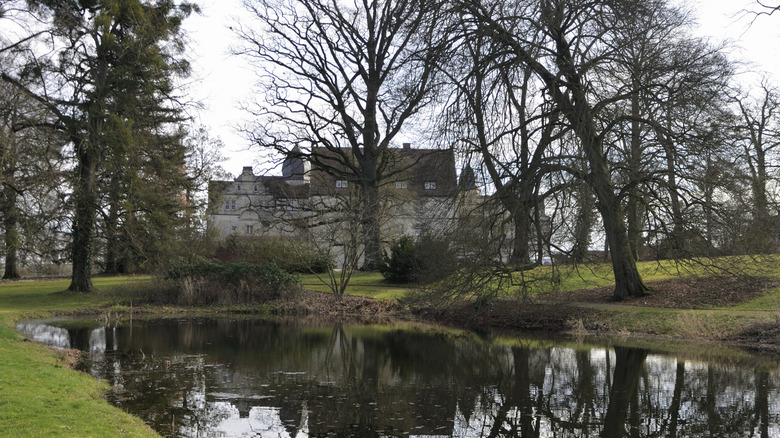 Schlosshotel Münchhausen, Aerzen, park with pond