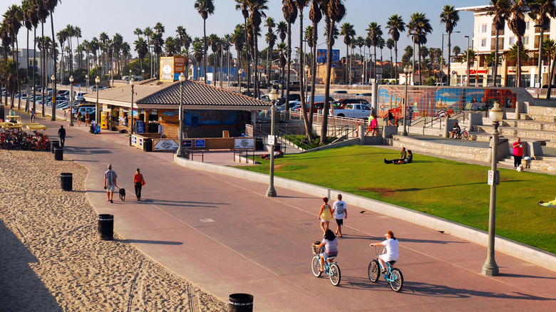 Cyclists and pedestrians on Huntington Beach Bike Trail