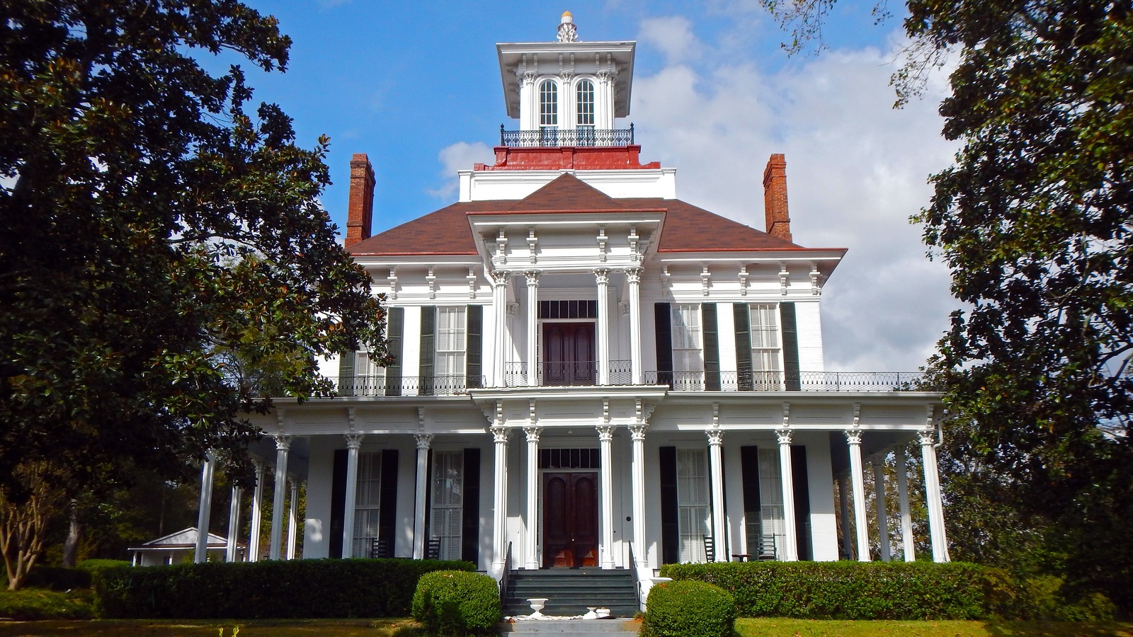 This Adorable Lakeside City In Alabama Is A Charming Getaway Full Of ...