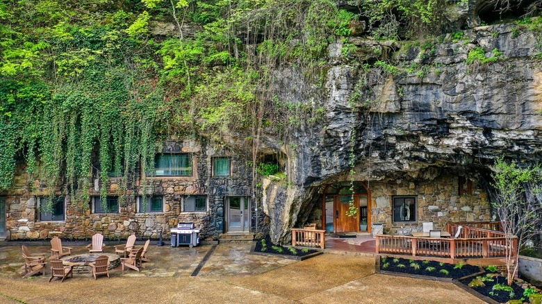 Beckham Creek Cave Lodge entrance