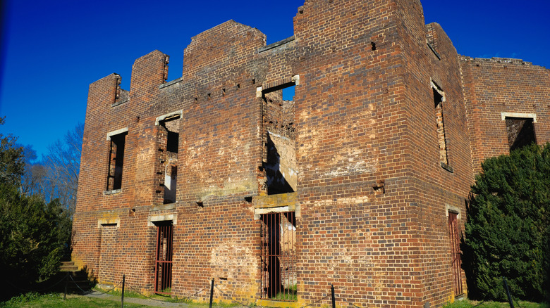 An old, dilapidated brick building building