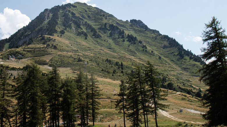 image of a hiking trail near bareges