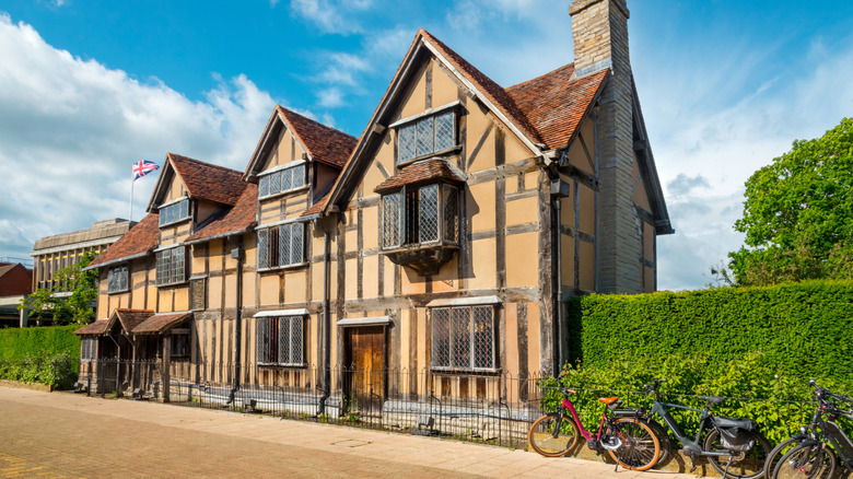 Shakespeare's wood-framed childhood home with bikes on the sidewalk