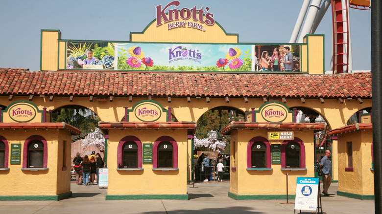Knotts Berry Farm entrance and ticket booths