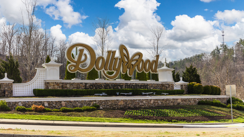 Dollywood park sign
