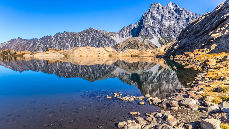 the edge of Lake Ingalls with its clear water in the Cascade Range in Washington State