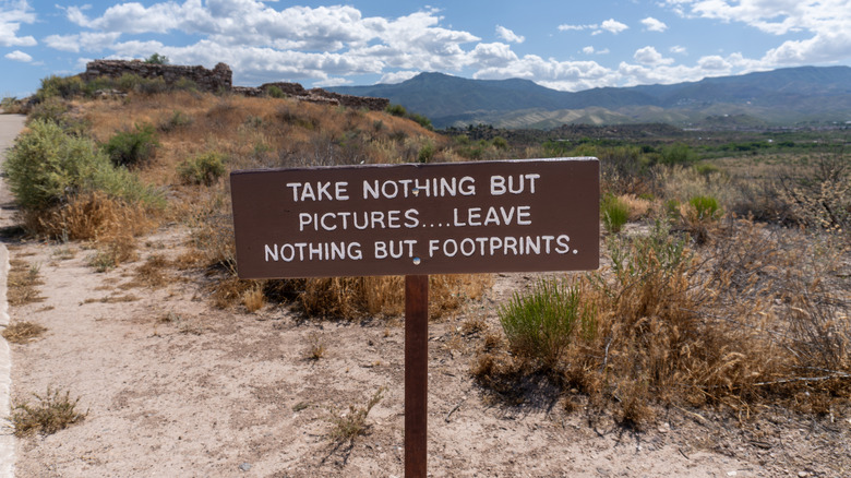A sign at a hiking trailhead urging hikers to Leave No Trace.