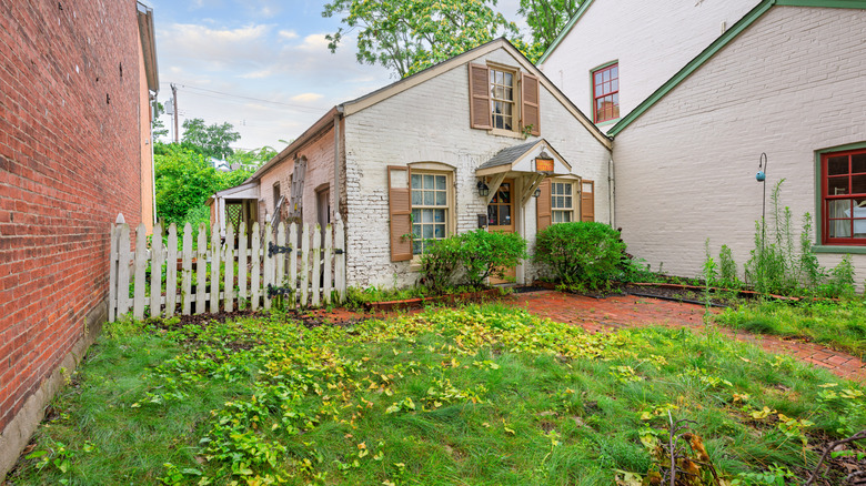 Small building between two buildings at St. Charles, Missouri