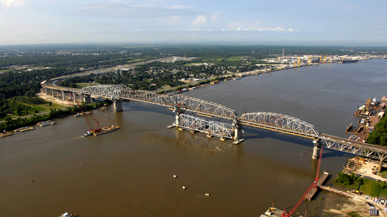 Huey P. Long Bridge crossing the Mississippi