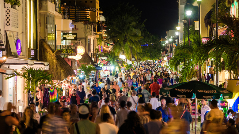 The Quinta Avenida full of people at night